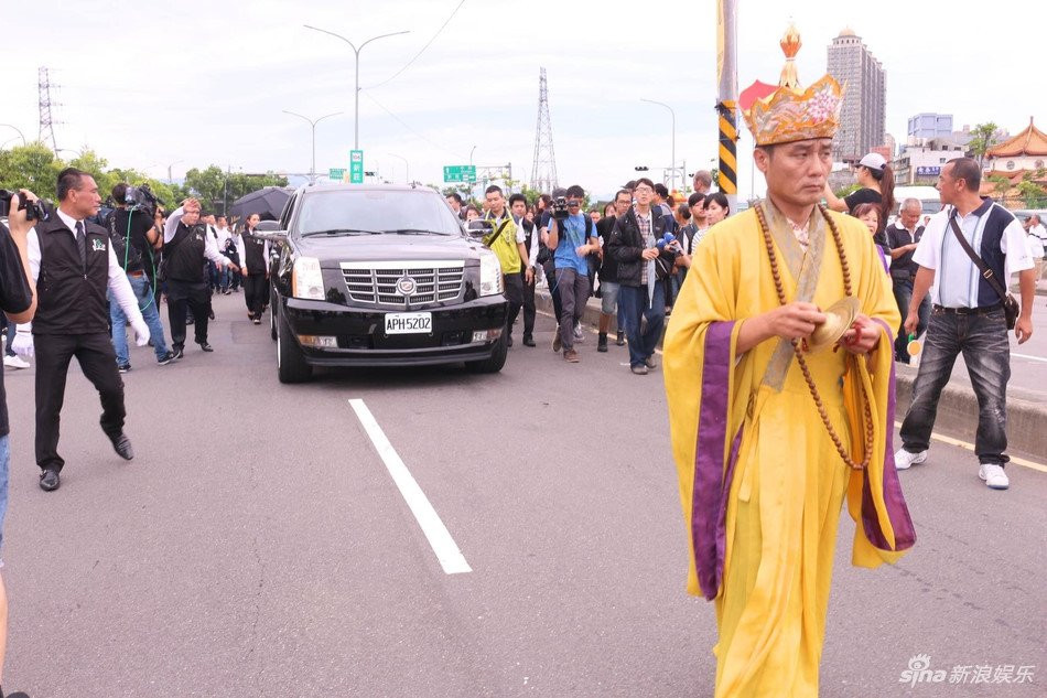 Le tang Thien vuong Dai Loan: Hang nghin nguoi co mat tien dua hinh anh 3