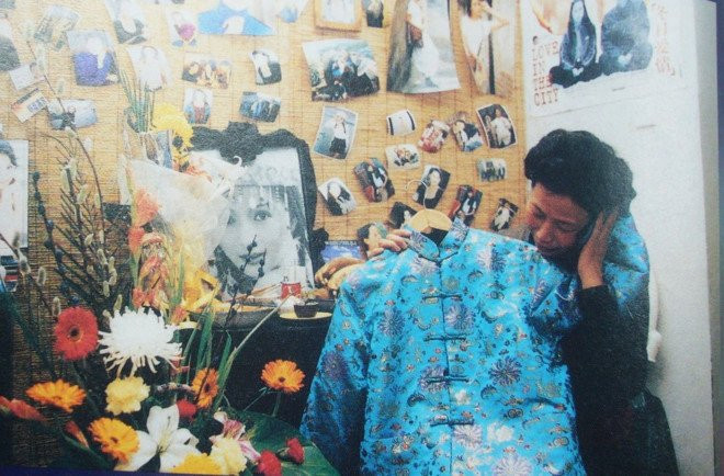 Anh me 'Ham Huong' Luu Dan khoc ben chiec ao cua con gai gay xuc dong hinh anh 1