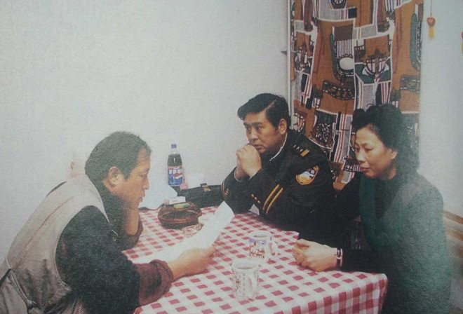 Anh me 'Ham Huong' Luu Dan khoc ben chiec ao cua con gai gay xuc dong hinh anh 2