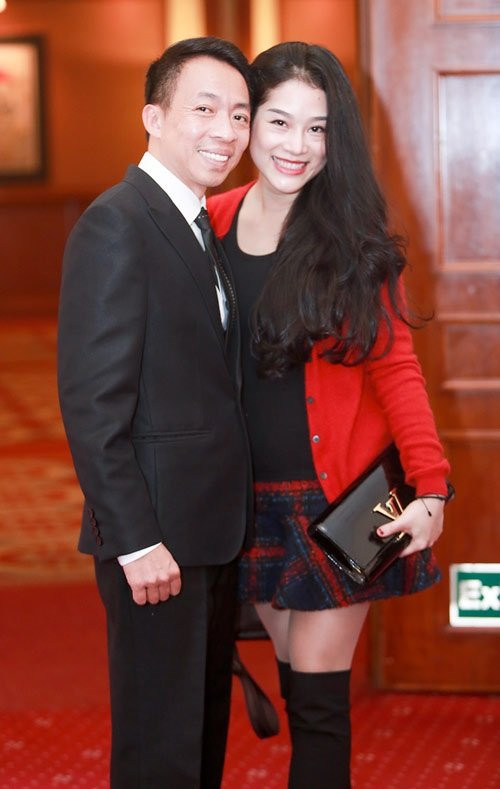 vo tre kem viet hoan 18 tuoi: lay chong noi tieng coi chung tai bay va gio hinh anh 2