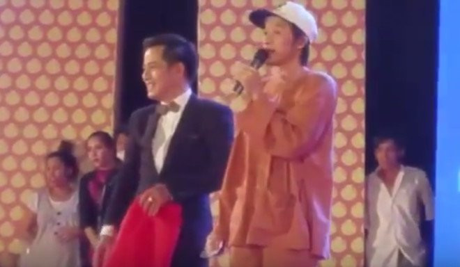 Nghe si Hoai Linh bi khan gia nem da khi dien o Quang Ngai hinh anh 2