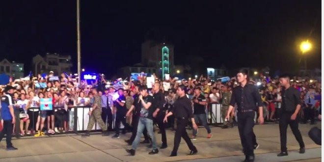 Son Tung M-TP bi khan gia nem do khi dien o Bac Giang hinh anh 3