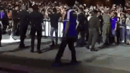 Son Tung M-TP bi khan gia nem do khi dien o Bac Giang hinh anh 1