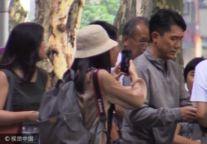 Ly Lien Kiet dung rat lau o san bay, chi mot nguoi nhan ra hinh anh 2