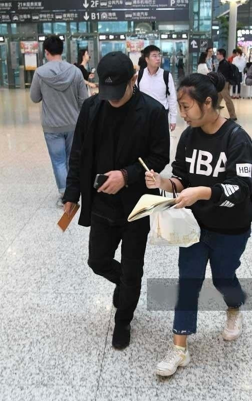 Ly Lien Kiet dung rat lau o san bay, chi mot nguoi nhan ra hinh anh 1