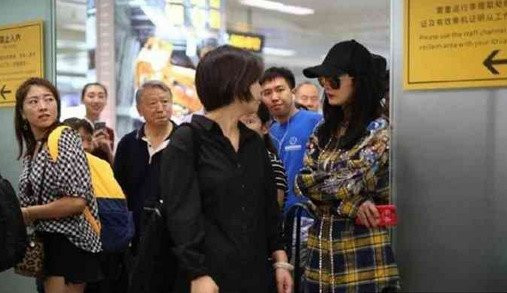 Duong Mich bi nhan vien an ninh yeu cau roi khoi san bay hinh anh 1