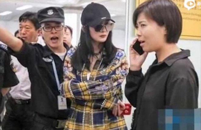 Duong Mich bi nhan vien an ninh yeu cau roi khoi san bay hinh anh 2