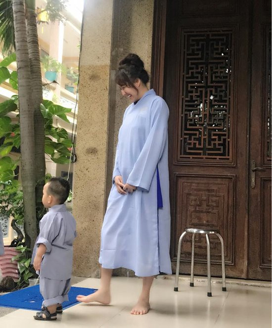 phi-thanh-van-tu-tin-mac-vay-bo-de-lo-vet-tham-sau-ca-dai-phau-1