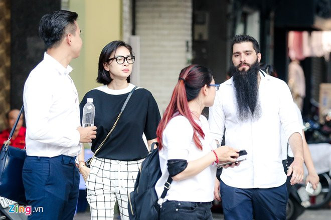 Dao dien 'Kong': Toi phien long vi bi nhieu co gai Viet loi dung de PR hinh anh 2