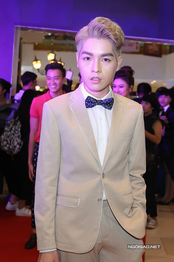 duc-phuc-me-thinh-thoang-nhin-toi-va-bao-khong-phai-con-me-1