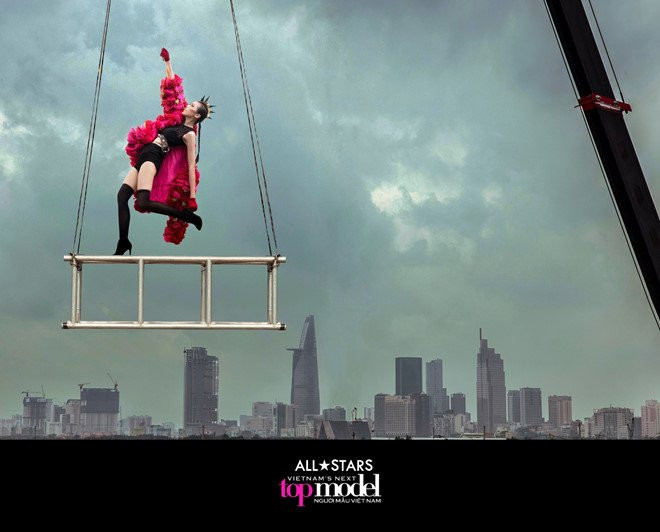 Buc xuc ket qua, thi sinh Next Top Model dat tay nhau bo ve hinh anh 1