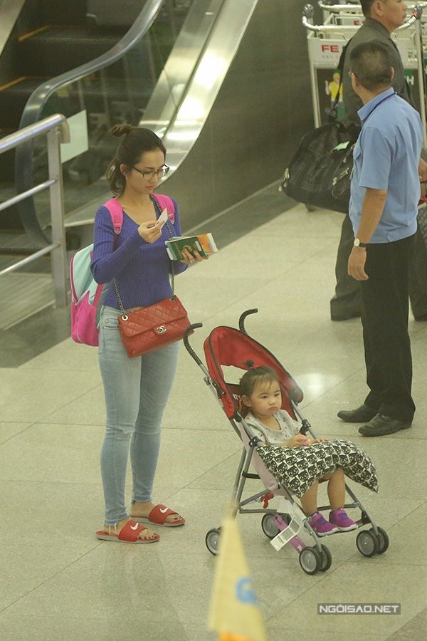 chong-cu-ra-san-bay-don-kim-hien-va-hai-con-ve-nuoc-luc-nua-dem