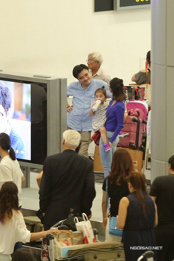 chong-cu-ra-san-bay-don-kim-hien-va-hai-con-ve-nuoc-luc-nua-dem-1