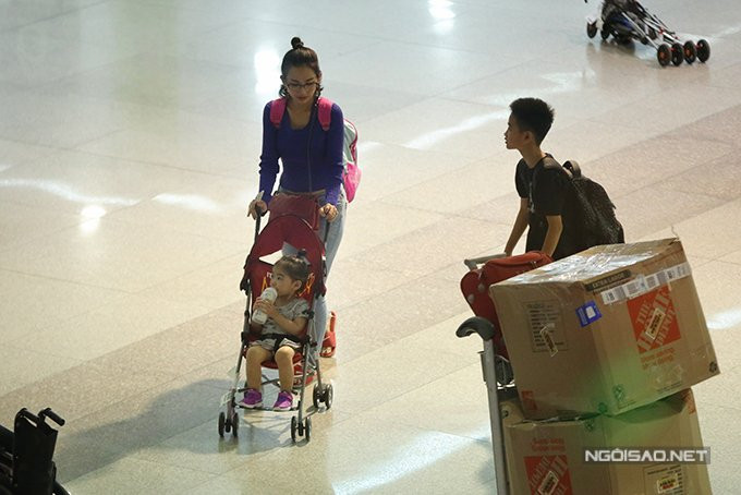 chong-cu-ra-san-bay-don-kim-hien-va-hai-con-ve-nuoc-luc-nua-dem-2