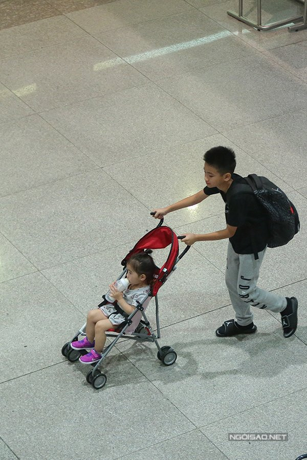 chong-cu-ra-san-bay-don-kim-hien-va-hai-con-ve-nuoc-luc-nua-dem-3