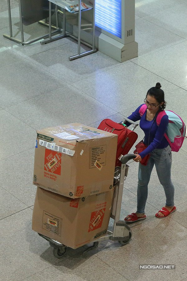 chong-cu-ra-san-bay-don-kim-hien-va-hai-con-ve-nuoc-luc-nua-dem-4