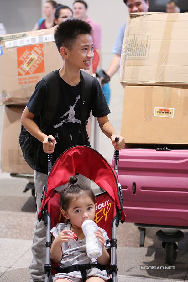 chong-cu-ra-san-bay-don-kim-hien-va-hai-con-ve-nuoc-luc-nua-dem-5