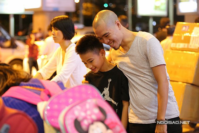 chong-cu-ra-san-bay-don-kim-hien-va-hai-con-ve-nuoc-luc-nua-dem-7