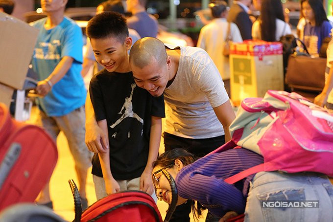 chong-cu-ra-san-bay-don-kim-hien-va-hai-con-ve-nuoc-luc-nua-dem-8