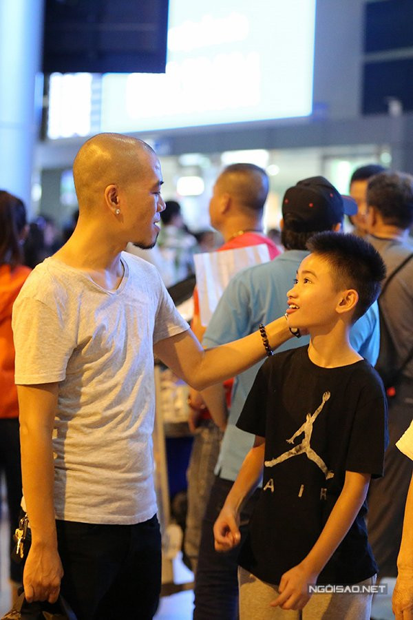 chong-cu-ra-san-bay-don-kim-hien-va-hai-con-ve-nuoc-luc-nua-dem-6