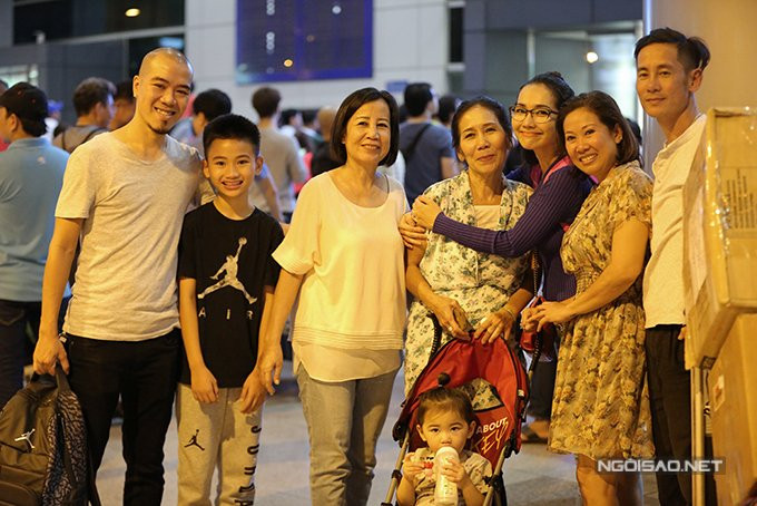 chong-cu-ra-san-bay-don-kim-hien-va-hai-con-ve-nuoc-luc-nua-dem-10