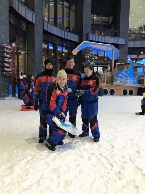 sau on ao chia tay ha ho, dai gia kim cuong di du lich cung gia dinh hinh anh 1