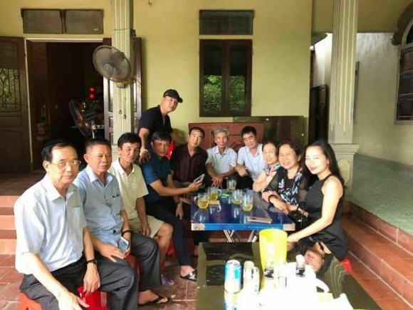 sau on ao chia tay ha ho, dai gia kim cuong di du lich cung gia dinh hinh anh 3