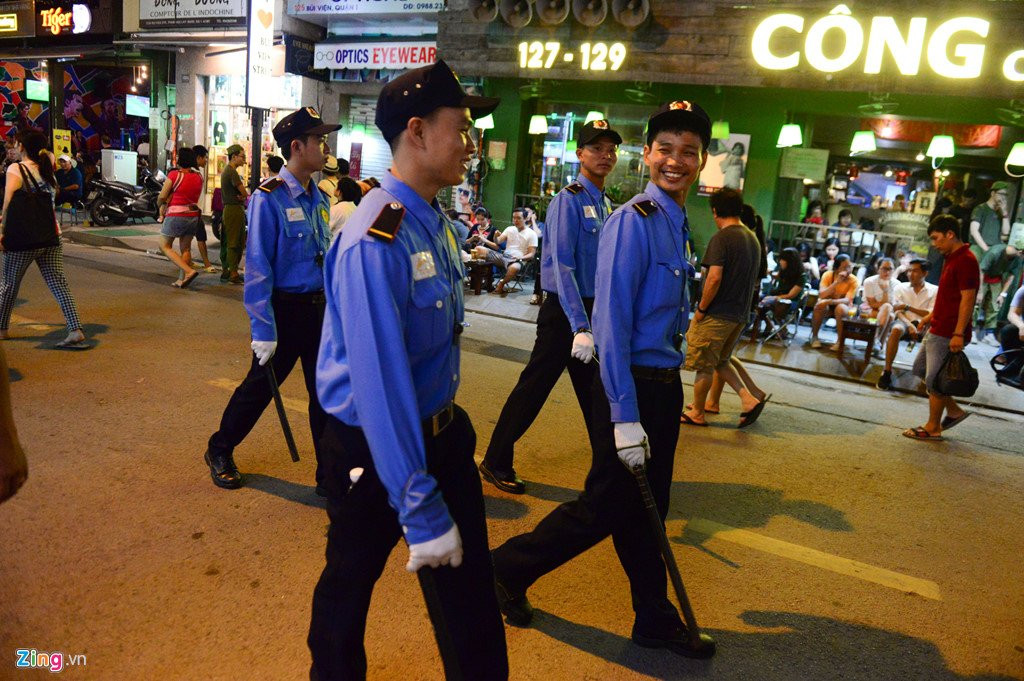 Hang nghin nguoi do ve pho di bo Bui Vien dem khai truong hinh anh 9