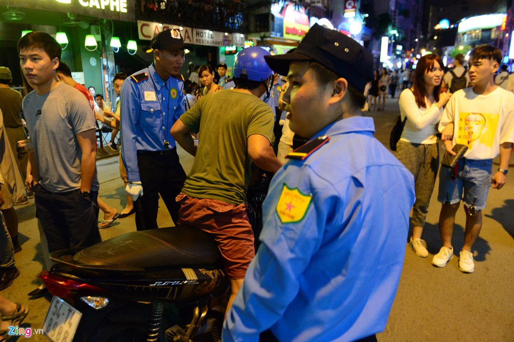 Hang nghin nguoi do ve pho di bo Bui Vien dem khai truong hinh anh 10