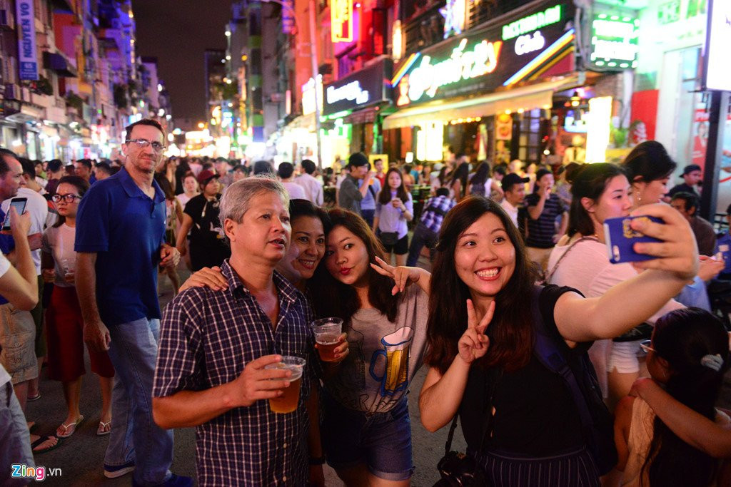 Hang nghin nguoi do ve pho di bo Bui Vien dem khai truong hinh anh 11