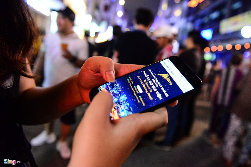 Hang nghin nguoi do ve pho di bo Bui Vien dem khai truong hinh anh 12