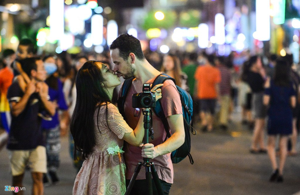 Hang nghin nguoi do ve pho di bo Bui Vien dem khai truong hinh anh 13