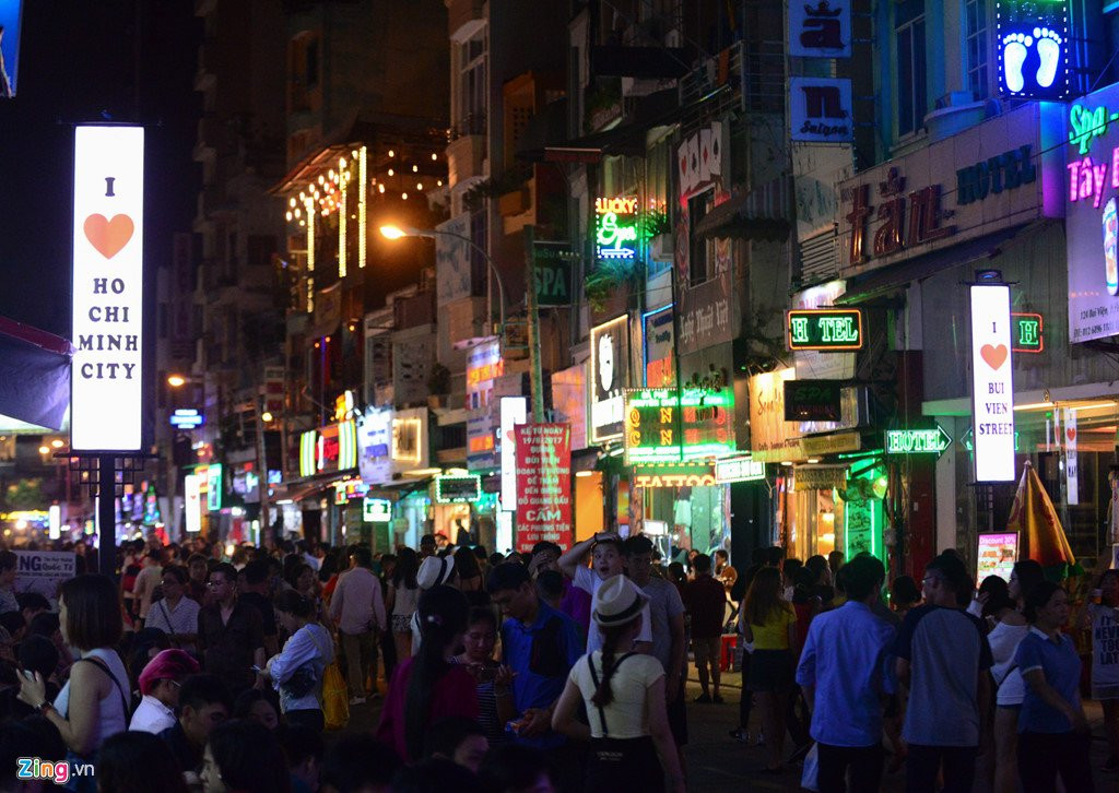 Hang nghin nguoi do ve pho di bo Bui Vien dem khai truong hinh anh 14