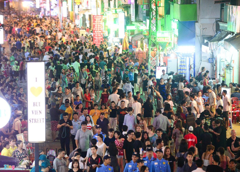 Hang nghin nguoi do ve pho di bo Bui Vien dem khai truong hinh anh 1