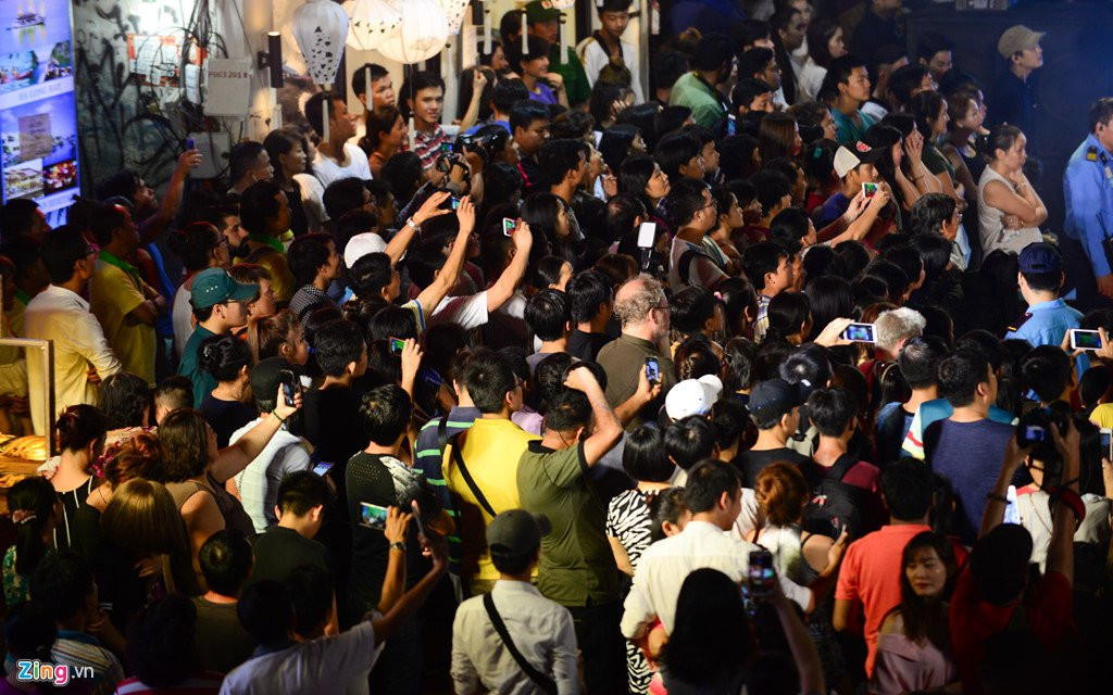 Hang nghin nguoi do ve pho di bo Bui Vien dem khai truong hinh anh 2