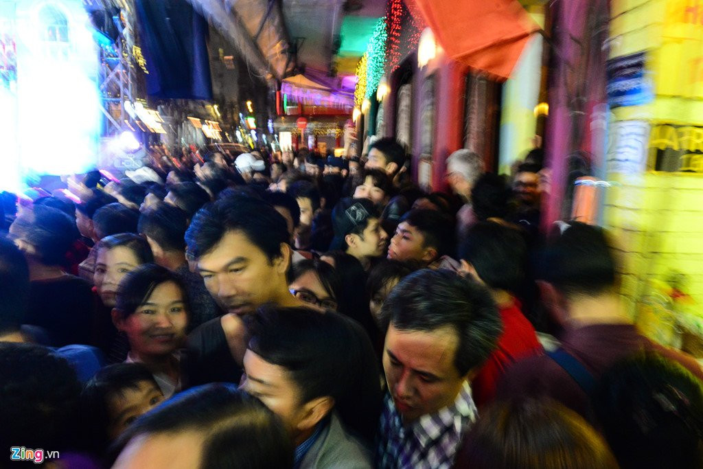 Hang nghin nguoi do ve pho di bo Bui Vien dem khai truong hinh anh 3