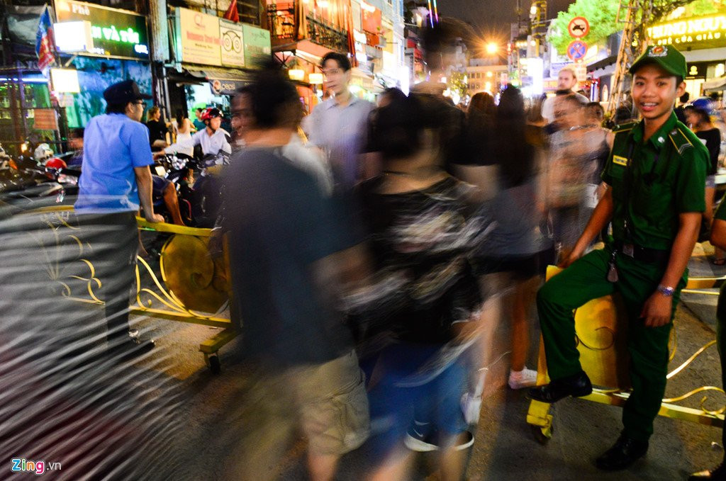 Hang nghin nguoi do ve pho di bo Bui Vien dem khai truong hinh anh 4