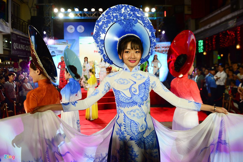 Hang nghin nguoi do ve pho di bo Bui Vien dem khai truong hinh anh 5