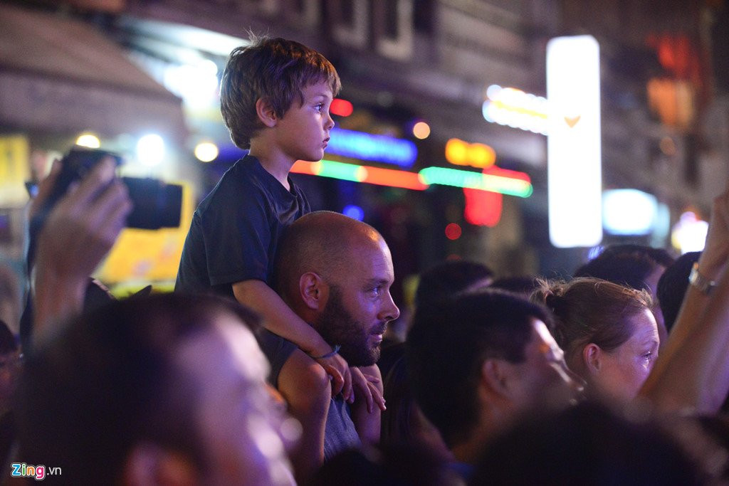 Hang nghin nguoi do ve pho di bo Bui Vien dem khai truong hinh anh 6