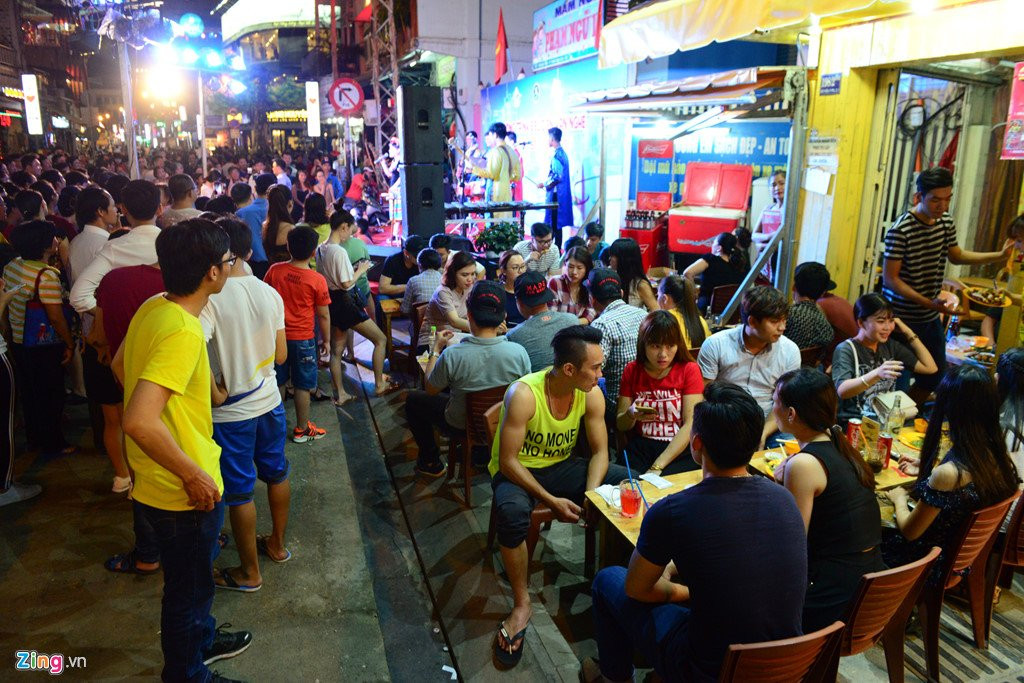 Hang nghin nguoi do ve pho di bo Bui Vien dem khai truong hinh anh 7