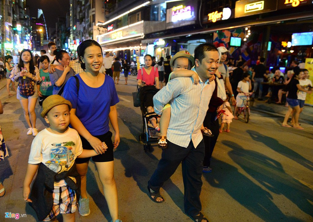 Hang nghin nguoi do ve pho di bo Bui Vien dem khai truong hinh anh 8