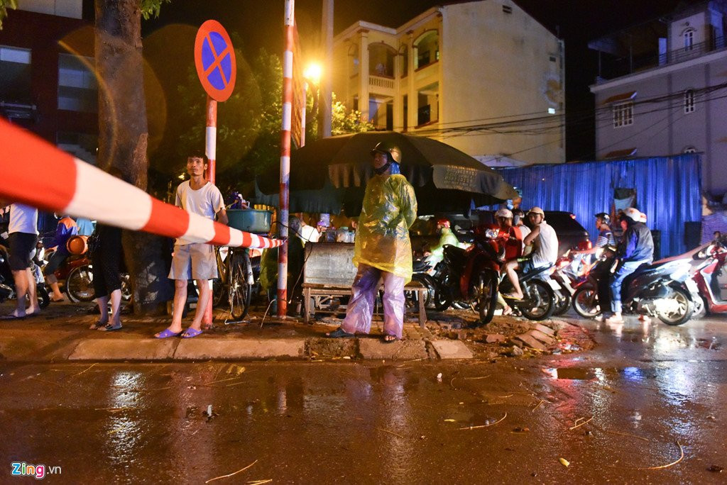 Cay do gay tac duong sau mua lon o Ha Noi hinh anh 3