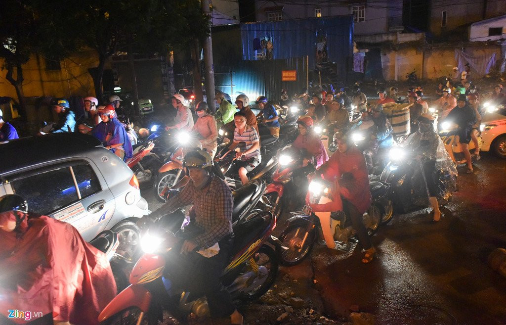 Cay do gay tac duong sau mua lon o Ha Noi hinh anh 4