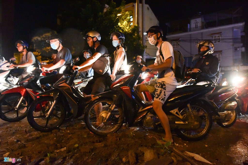 Cay do gay tac duong sau mua lon o Ha Noi hinh anh 5