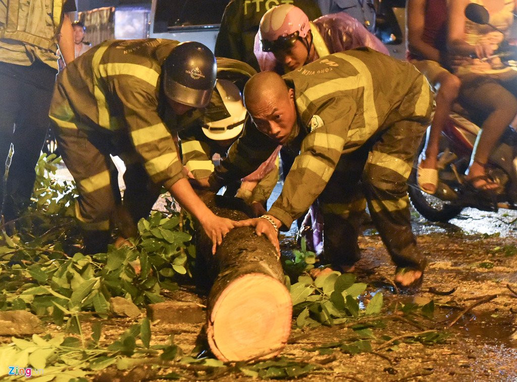 Cay do gay tac duong sau mua lon o Ha Noi hinh anh 8