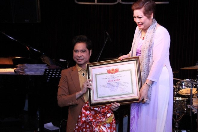 Don vi trao bang khang dinh khong phong Ngoc Son la 'Giao su am nhac' hinh anh 1