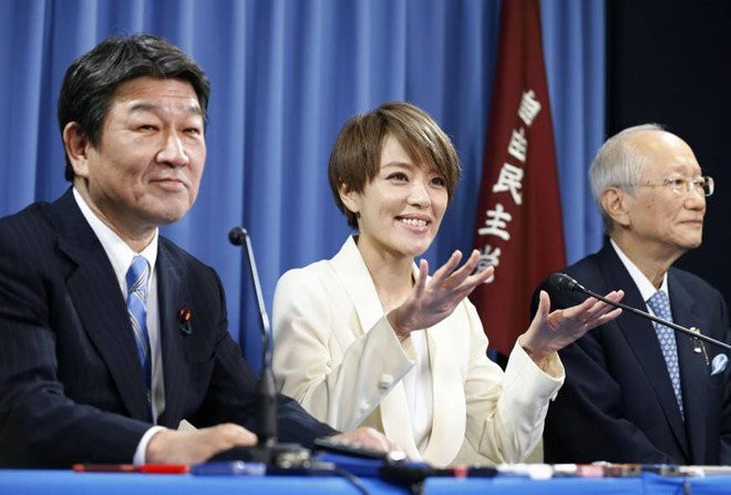 Cuu ca si Nhat lo anh an ai trong xe voi chinh tri gia co vo hinh anh 2