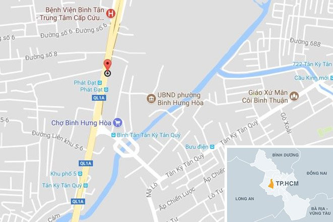 Kho chua vai o Sai Gon boc chay ngun ngut giua trua hinh anh 3