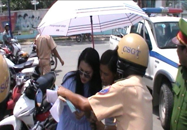 Clip dien vien Ngoc Lan lon tieng voi CSGT sau vi pham giao thong hinh anh 2