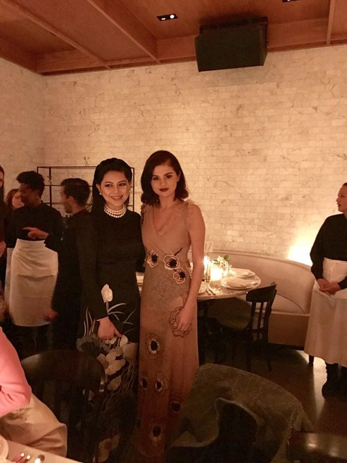 vo-chong-cuu-dien-vien-thuy-tien-du-tiec-cung-selena-gomez-4